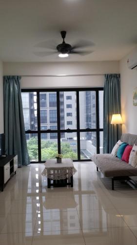 八打灵再也Happy Homestay@Icon City Petaling Jaya Sunway Subang的带沙发和大窗户的客厅