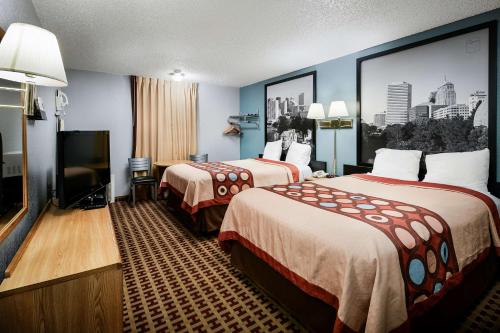 埃尔克城艾克城速8酒店的酒店客房设有两张床和一台平面电视。