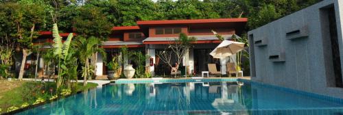 高兰Arthaya Villas - SHA Extra Plus的房屋前的游泳池