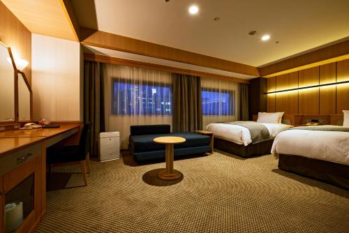 仙台仙台国际酒店的酒店客房配有两张床和一张书桌