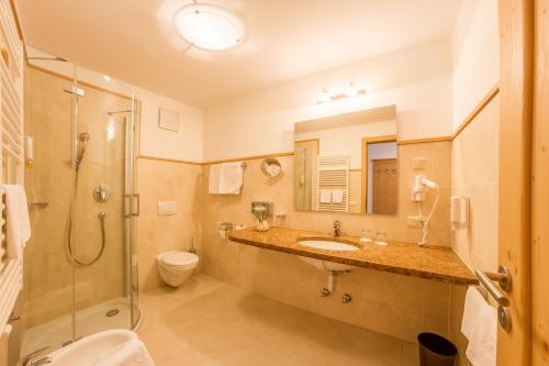 卡斯特尔罗托潜水者酒店的一间带水槽、淋浴和卫生间的浴室