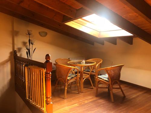 奥尼亚Casa De La Juderia的一间带桌椅和天窗的用餐室