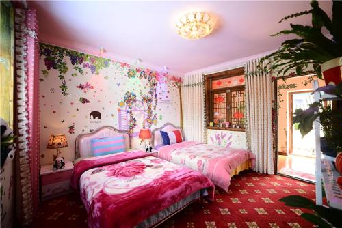 丽江汤姆家客栈的一间卧室设有两张床,墙上有鲜花