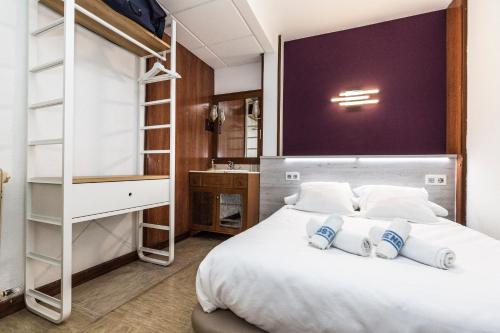 索里亚维也纳旅舍的一间卧室配有带白色枕头的床