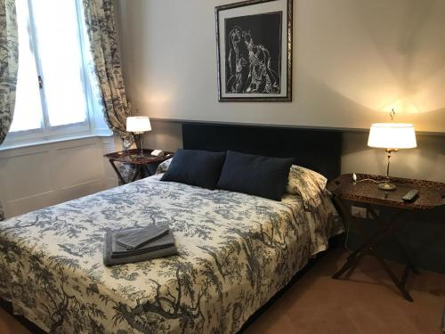 帕尔马路易吉比安奇宫公寓的一间卧室配有一张床和一张带台灯的桌子