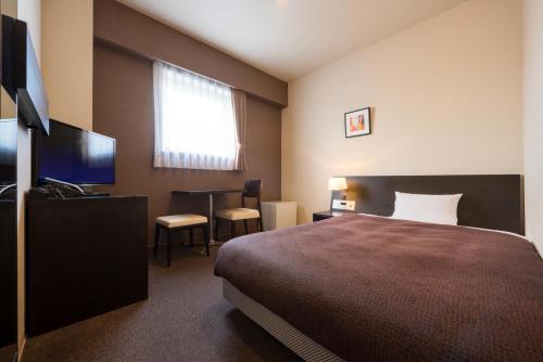 北上市蒙特酒店的配有一张床和一台平面电视的酒店客房