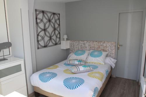 马赛La Terrasse du Pecheur的一间卧室配有蓝色和黄色枕头的床