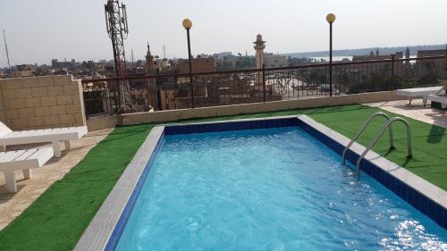 卢克索苏珊娜卢克索酒店的建筑物屋顶上的游泳池