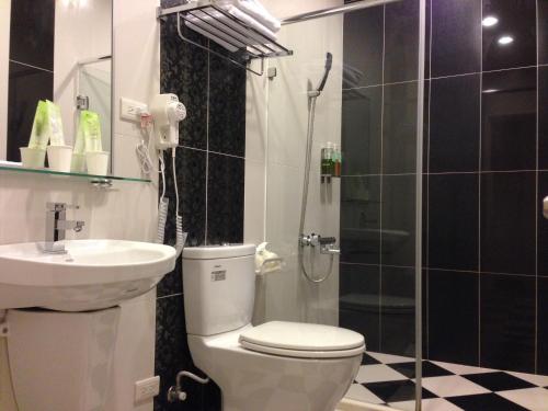 恒春古城垦丁经典公仔主题民宿的浴室配有卫生间、盥洗盆和淋浴。