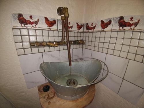 斯韦伦丹Die Hoenderhok and Die Plaashuisie的浴室墙上有一只鸡碗
