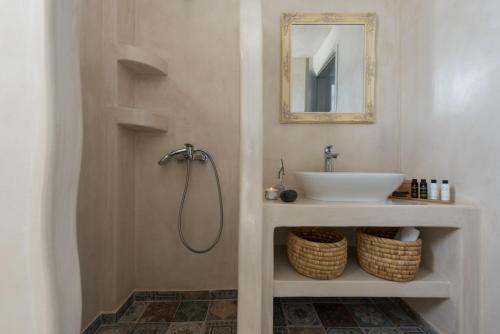 梅加洛克里Samsara Private Villas的一间带水槽和镜子的浴室