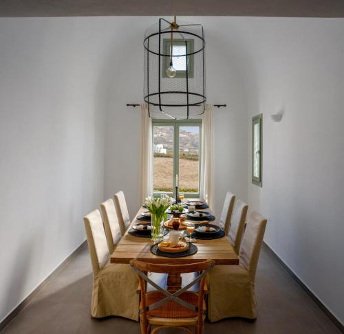 梅加洛克里Samsara Private Villas的一间带木桌和椅子的用餐室