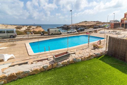 帕洛斯角Urbanización Cala fría (Faro Cabo de Palos)的一座背景海洋的游泳池