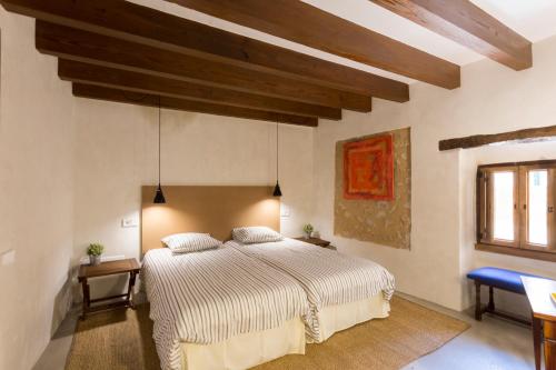 德阿Font Fresca House的一间卧室设有一张大床和木制天花板。