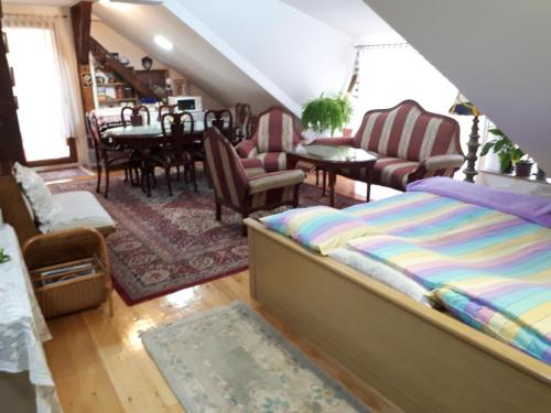 维索科Apartment Sun的一间卧室配有一张床铺、椅子和一张桌子