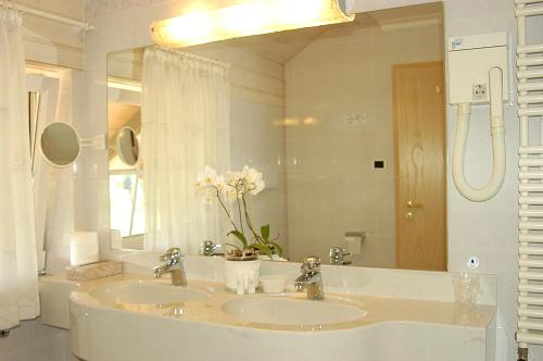 科拉尔博都鲁梅藤布里克酒店的一间带两个盥洗盆和大镜子的浴室