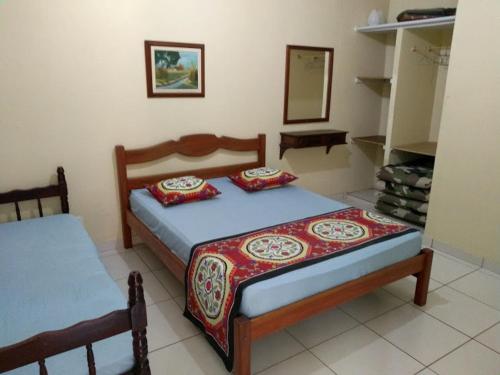 卡波布里奥Casa na Praia do Forte的一间卧室配有两张床和镜子