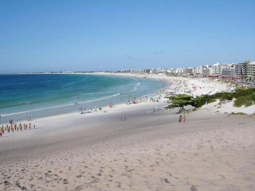 卡波布里奥Casa na Praia do Forte的一群人,在海边的海滩上