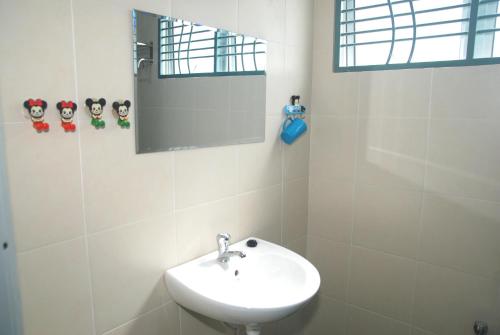 实兆远Qstay Sitiawan Townhouse (Minnie Dreams) - 米妮梦的白色的浴室设有水槽和镜子