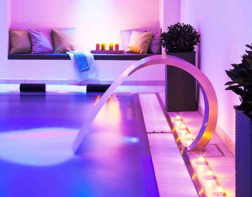 朗格奥洛格胡斯朗格奥格酒店的紫色灯光的房间的游泳池