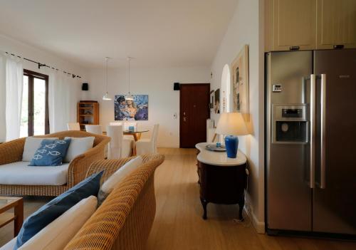 卡托加兹阿Beautiful Pelion Sea House的客厅配有2张沙发和冰箱