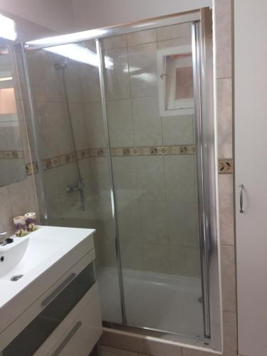 比拉夫洛尔El Mirador的带淋浴和盥洗盆的浴室