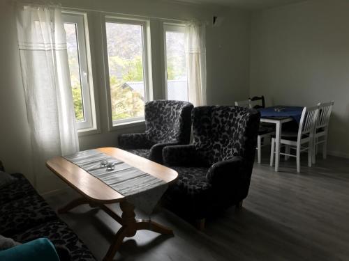 ToftaFjordgård B的客厅配有两把椅子和一张桌子
