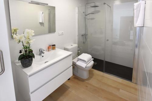 阿马多雷斯Beyond Amadores C&H Suite Nº4的浴室配有卫生间、盥洗盆和淋浴。