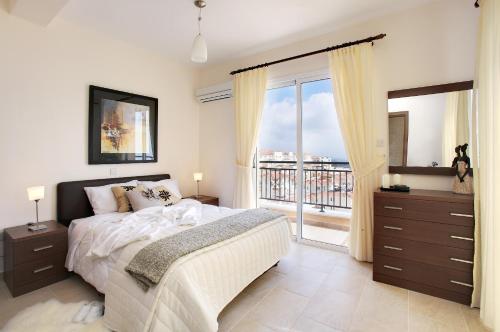 佩亚珊瑚景俱乐部度假酒店的一间带大床的卧室和一个阳台