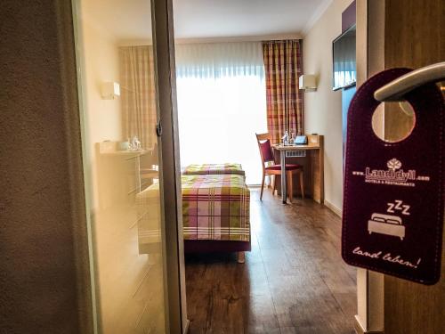 Klosterkumbd兰迪伊尔酒店比肯霍夫餐厅的一间酒店客房,设有通往卧室的门
