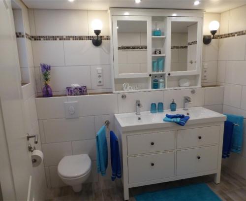 RambergFerienhaus Agnes的白色的浴室设有水槽和卫生间。