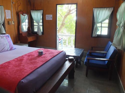 涛岛皇后龟岛度假酒店的卧室配有1张床、1张桌子和1把椅子