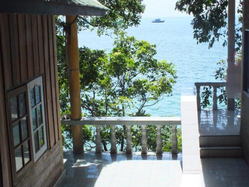涛岛皇后龟岛度假酒店的海景阳台