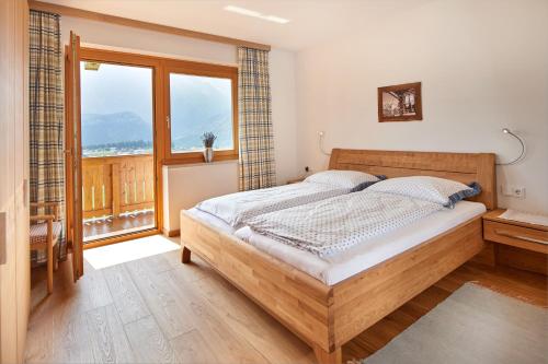 阿布特瑙Haus Panoramablick的一间卧室设有一张床和一个大窗户