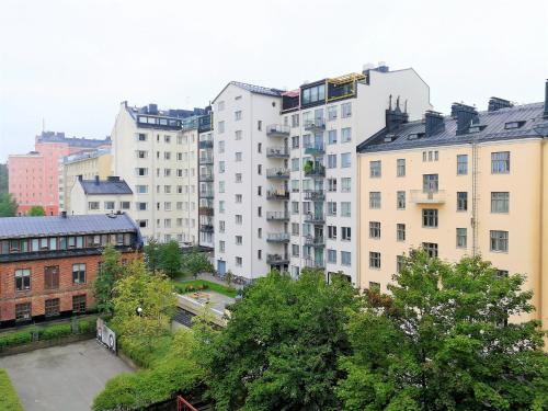 赫尔辛基Hiisi Homes Helsinki Sörnäinen的城市中一群高大的建筑