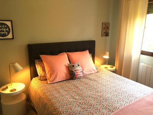 安锡The One Suite Annecy的一张带粉红色枕头的床和泰迪熊