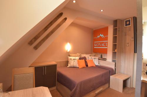 科帕奥尼克Apartment Ski Star Konaci的一间小卧室,阁楼上配有一张床