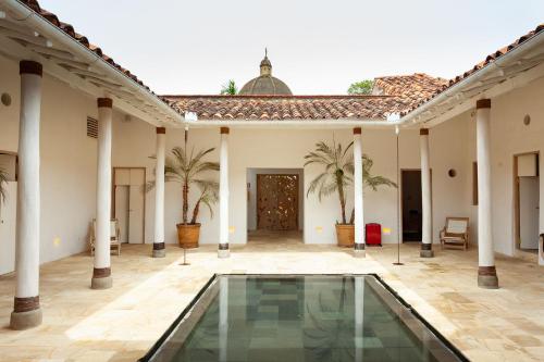 巴里查拉卡萨奥尼丽精品酒店的房屋庭院内的游泳池