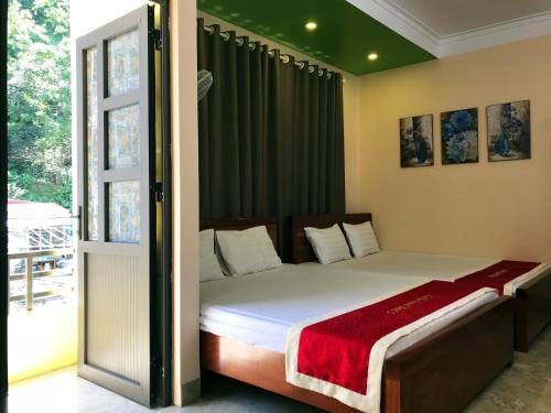 吉婆岛Nhat Mai Hotel的一间卧室设有一张床和一个窗口