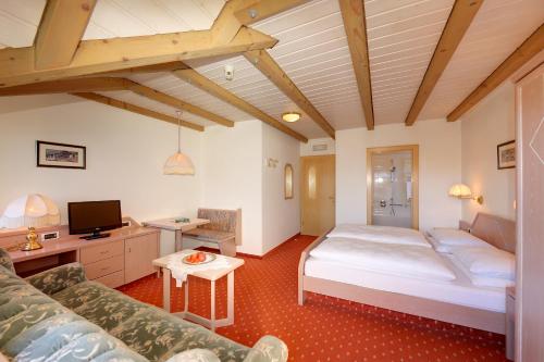 科拉尔博都鲁梅藤布里克酒店的一间卧室配有一张大床和一张沙发