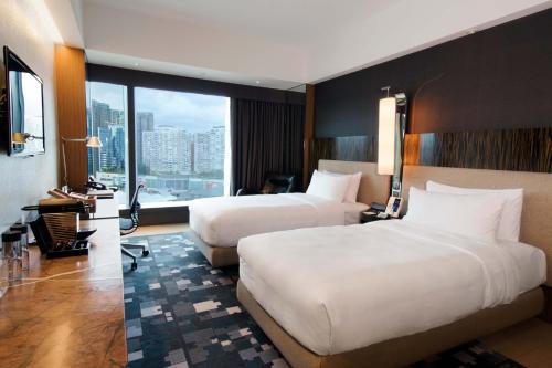 香港唯港荟的酒店客房设有两张床和大窗户。