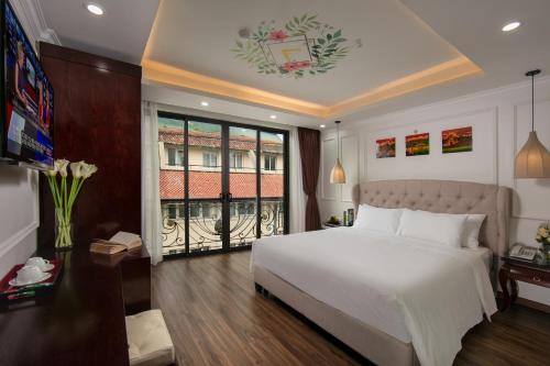 河内Golden Legend Palace Hotel的卧室设有一张白色大床和一扇窗户。