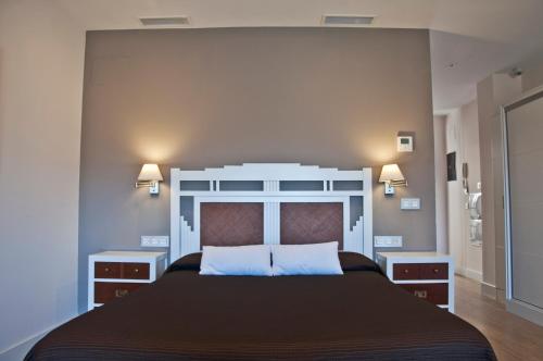 隆达隆达岑特洛公寓的一间卧室设有一张大床和两个床头柜