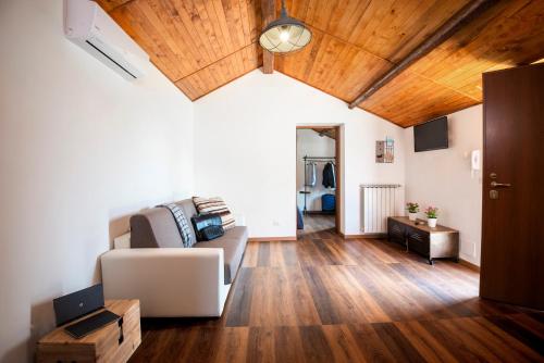 菲乌米奇诺Domus Porto Di Traiano Resort的带沙发和木制天花板的客厅