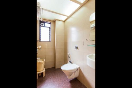 孟买灵崴酒店的一间带卫生间和水槽的浴室