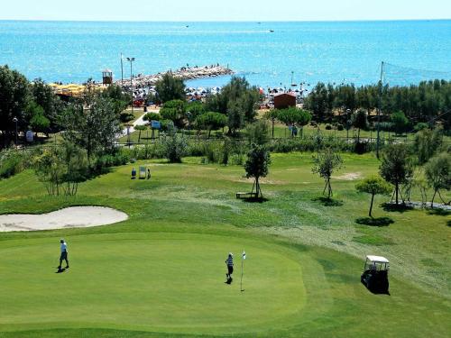 卡奥莱玛尔高尔夫酒店的两人在附近的高尔夫球场打高尔夫