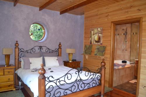 FranklinWhispering Spirit Holiday Cottages & Mini Ponies的一间卧室设有一张床和木墙