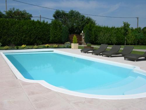 Fatouville-Grestain哥伦巴格斯度假别墅的周围设有椅子的大型蓝色游泳池