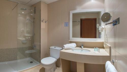 罗列特海岸Rosamar Maritim 4*的一间带水槽、卫生间和淋浴的浴室
