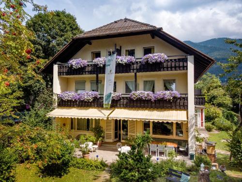 加尔米施-帕滕基兴巴伐利亚生态酒店的一座房子,阳台上种着鲜花